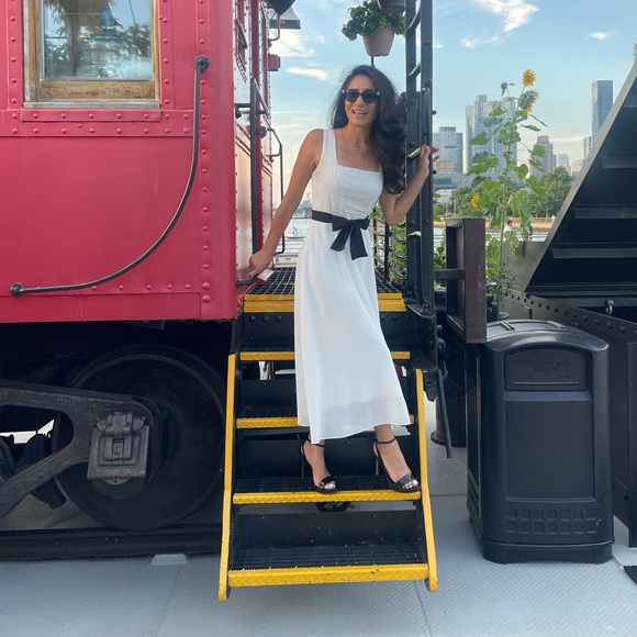 Stylish White Dress without the black bow - Picture 3 of 5